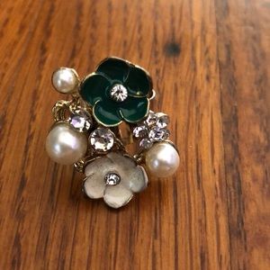 Green/cream flowers w pearls & diamonds gold ring